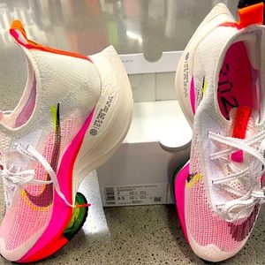 WM-AIR ZOOM. Size 7. New in the box. $175.00